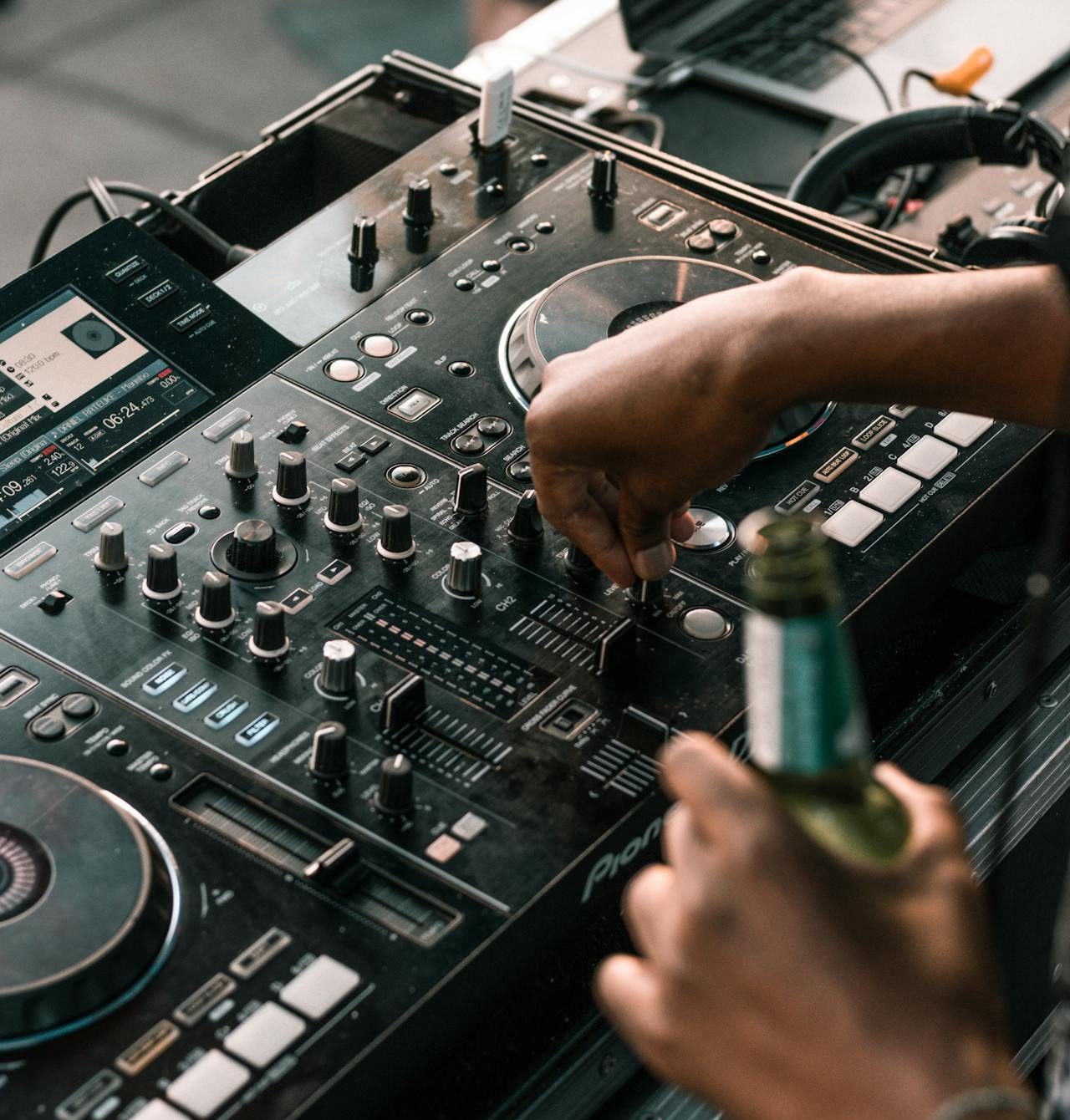 cly-condo-luxury-yacht-dj-servizio